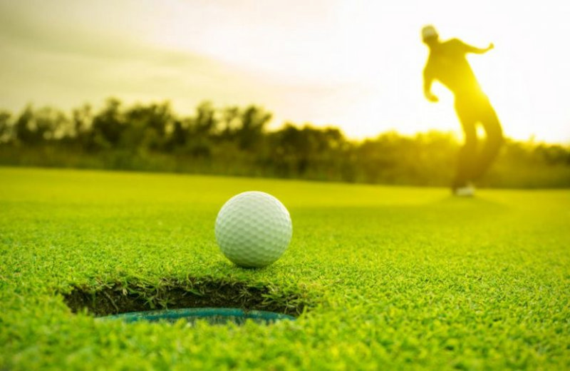 Golfer cần chú ý thực hiện cú đánh đủ lực và đúng kỹ thuật để đạt được Nearest to the pin