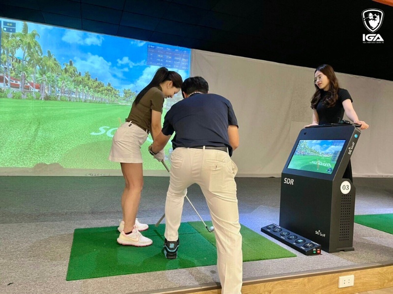 Học viện kết hợp cả phương pháp học golf 3D, sân tập và sân thực tế