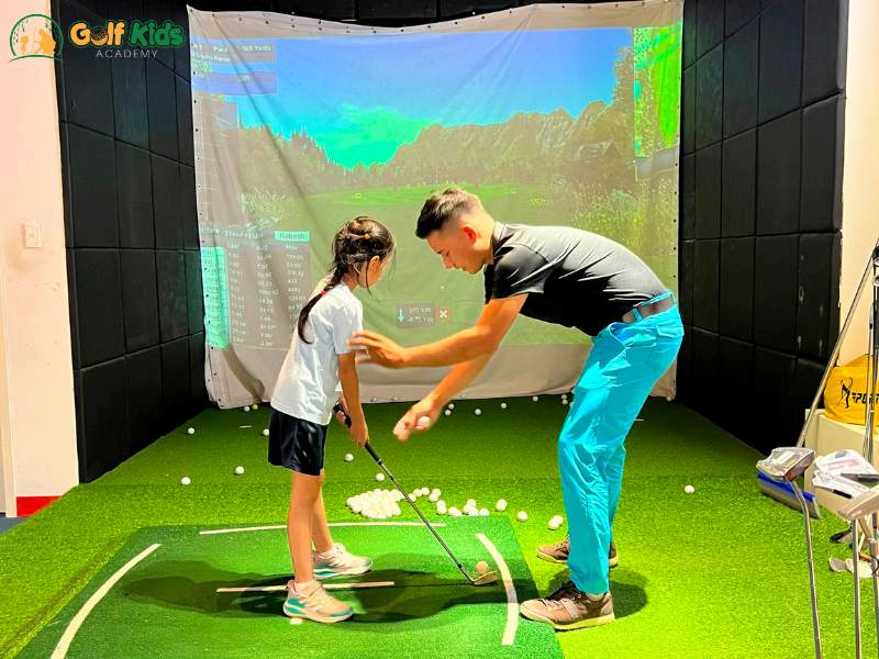 Hóc golf chuyên nghiệp tại Học viện GolfKids giúp các bé phát triển tư duy nhanh hơn