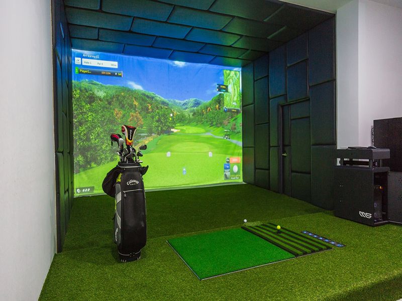 Phòng tập golf 3D tái hiện chân thực hình ảnh sân golf, đường bóng, điều kiện thời tiết,... như chơi golf thật.