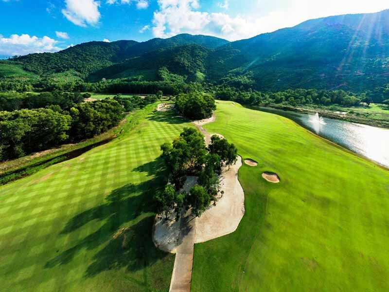 Sân golf lớn nhất Đông Nam Á Laguna Lăng Cô - Việt Nam tọa lạc tại vịnh Lăng Cô - Huế