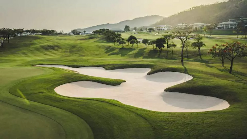 Sân golf Black Mountain có chiều dài 7343 yards với 18 hố đạt tiêu chuẩn quốc tế
