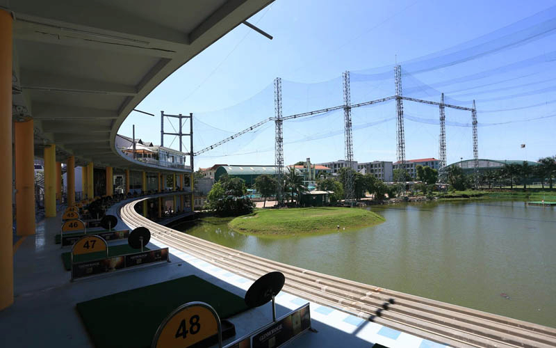 Sân tập golf Cảnh Hồ với đường bánh hướng ra hồ nước lớn