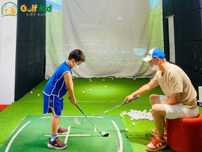 Các golfer nhí được đào tạo chơi golf đa dạng