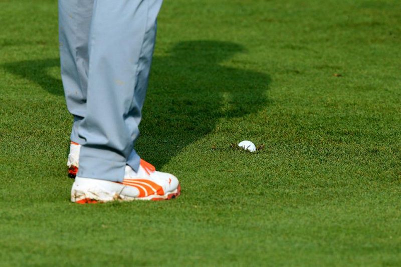 Bóng lún ở khu vực cỏ thấp hoặc fairway, golfer có thể cứu bóng mà không bị phạt gậy