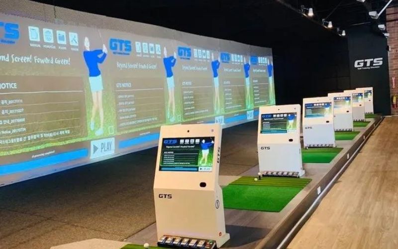 Máy tập golf 3D GTS có hệ thống dữ liệu sân golf "khổng lồ"