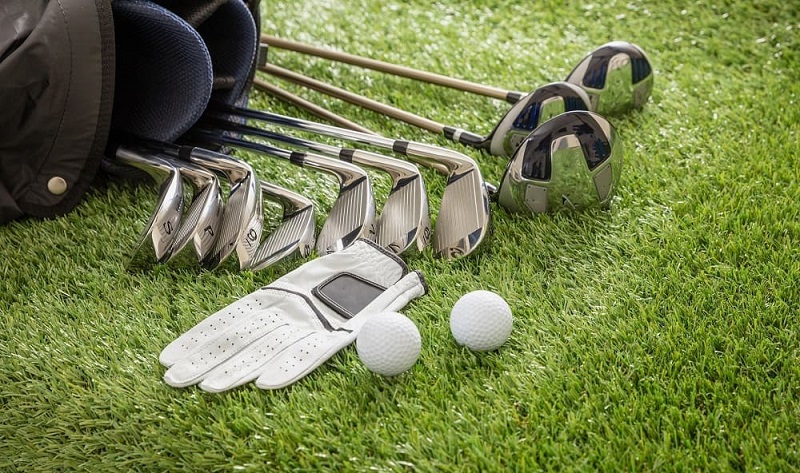 Golfer cần chuẩn bị đầy đủ gậy và bóng trước khi ra sân