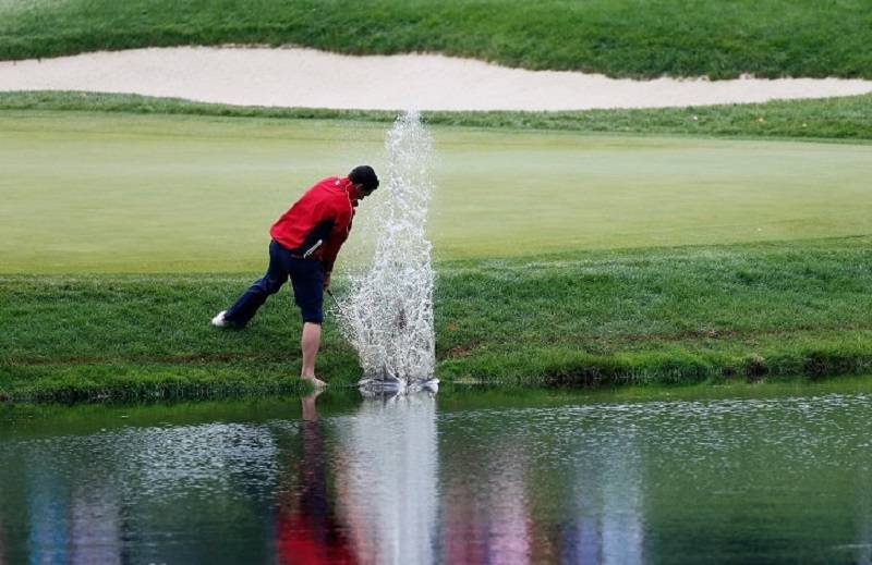 Golfer cần xác định bẫy nước là loại gì