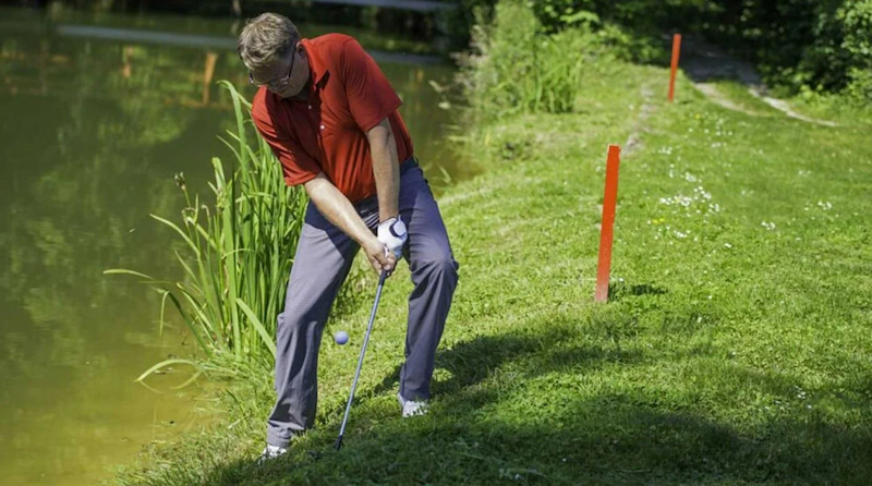 Golfer thực hiện cú swing cứu bóng khỏi bẫy nước