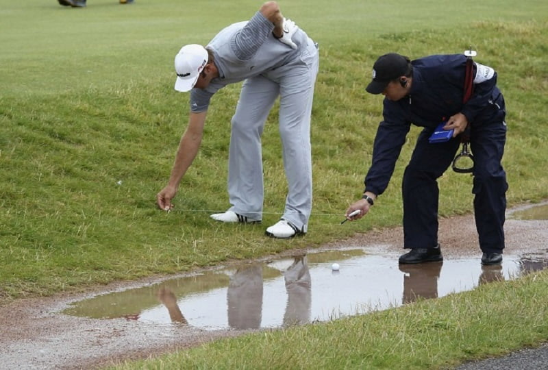 Golfer xử lý bóng golf bị rơi vào khu vực phạt