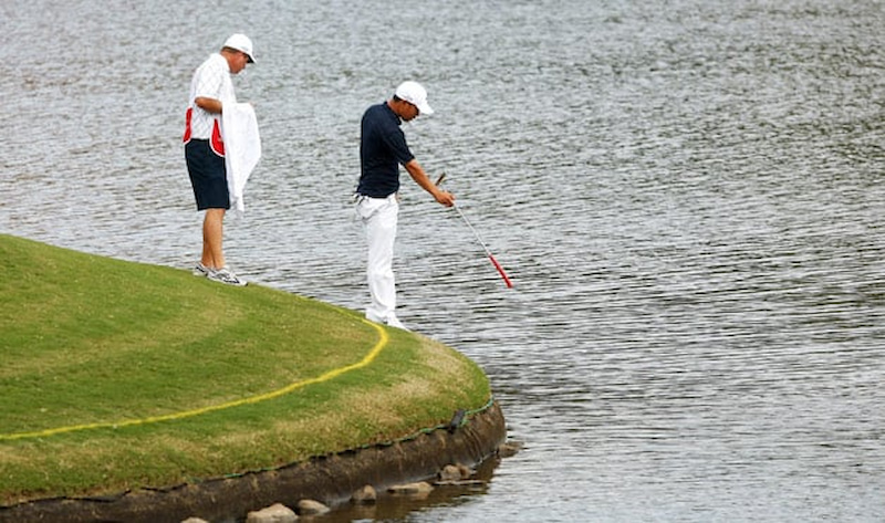 Golfer cần hiểu rõ luật để xử lý bóng golf rơi vào khu vực phạt