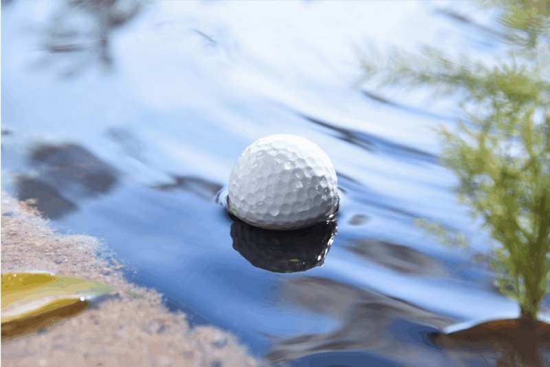 Tùy vào bóng golf nổi hay chìm, golfer có thể lựa chọn cách cứu bóng phù hợp