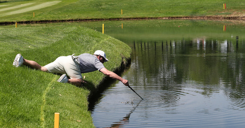 Gậy golf phù hợp nhất để cứu bóng khỏi bẫy nước là gậy wedge