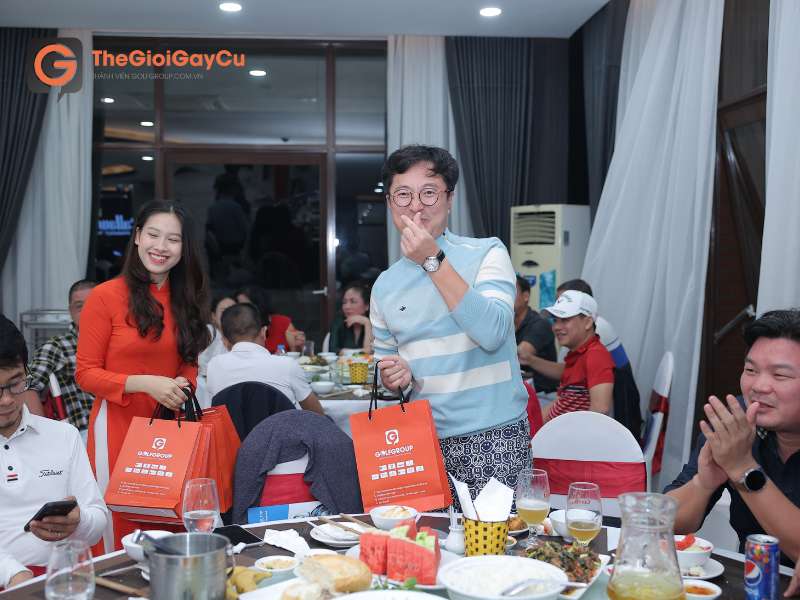 Golfer đến từ Hàn Quốc bất ngờ và thích thú khi may mắn nhận Lucky Draw