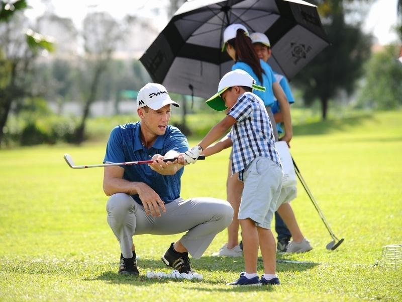 Học với huấn luyện viên giúp golfer tiếp cận với kiến thức, kỹ thuật chuẩn nhất