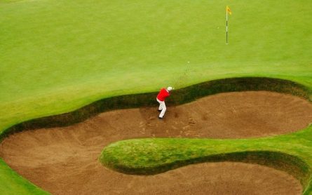 Bunker (bẫy cát) là một thử thách thường thấy trên sân golf