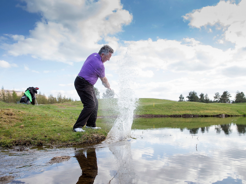 Water trên sân golf là chỉ các hố nước, dòng suối