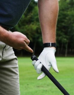 Cách cầm gậy golf tay trái đúng là khi cầm golfer cảm thấy thoải mái nhất