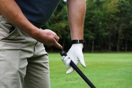 Cách cầm gậy golf tay trái đúng là khi cầm golfer cảm thấy thoải mái nhất