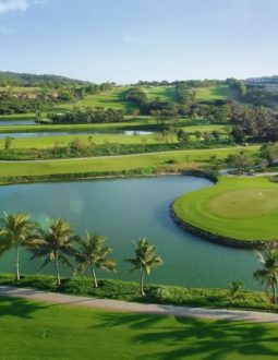 Sân golf 72 lỗ thường là những khu nghỉ dưỡng cao cấp, hiếm thấy ở Việt Nam