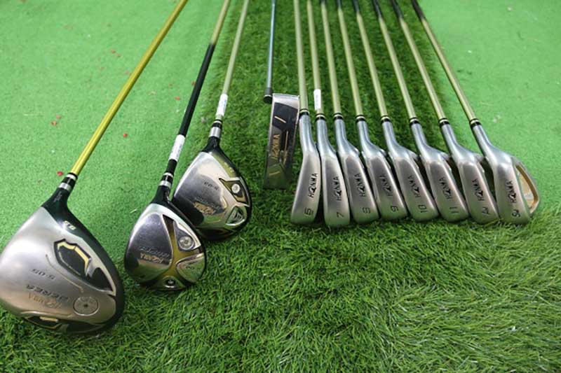 Một bộ golf tiêu chuẩn có 12 đến 14 cây gậy