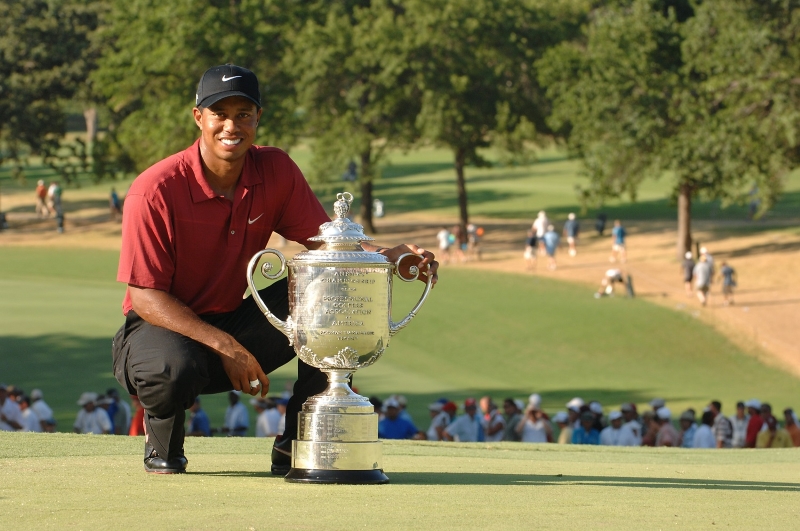 Huyền thoại Tiger Woods bên chiếc cup của PGA Championship 