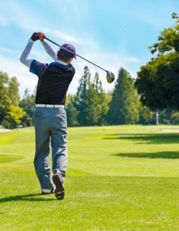 Golfer đảm bảo tư thế kết thúc thăng bằng và cơ thể hướng về mục tiêu