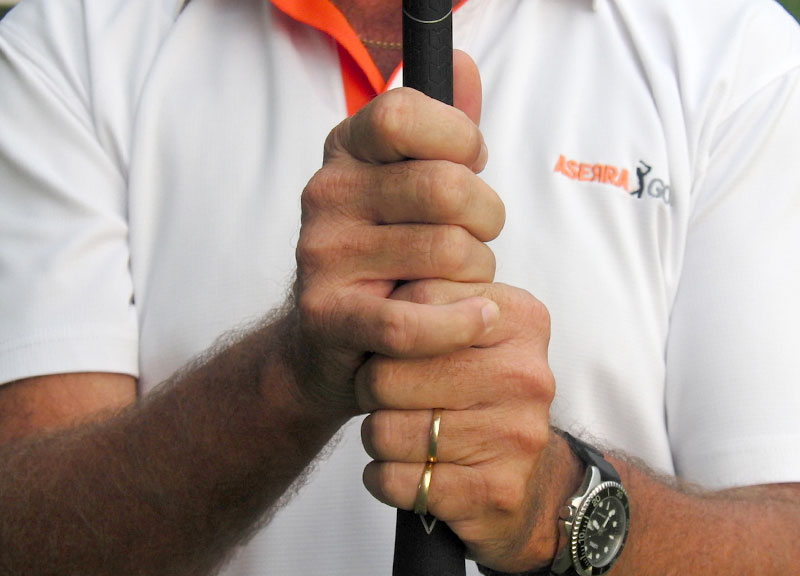 Overlapping Grip là cách cầm gậy golf phổ biến nhất