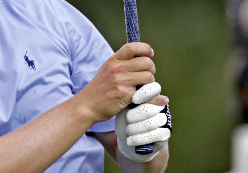 Interlocking Grip giúp tăng tính liên kết giữa 2 tay golfer