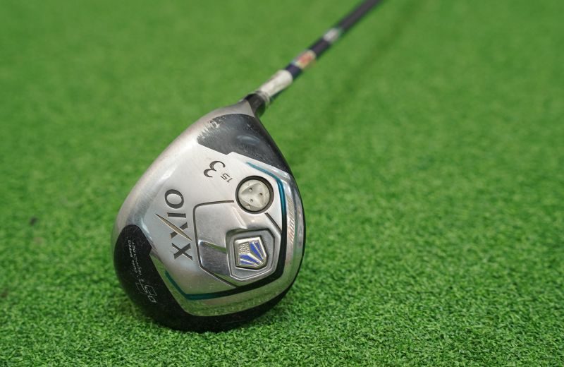 Fairway wood XXIO MP800 sở hữu cán gậy graphite cho khả năng trợ lực tốt