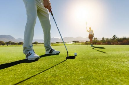 Golfer cũng cần nắm rõ các thuật ngữ như vùng green, fairway, tee-time,...