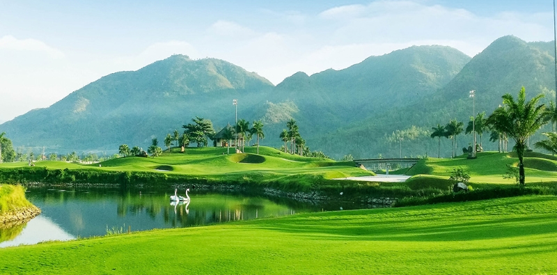 Green fee của sân golf Việt Nam khoảng từ 1.500.000 VNĐ đến 3.000.000 VNĐ