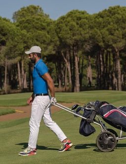 Golfer có thể thuê xe buggy theo giờ hoặc theo vòng chơi